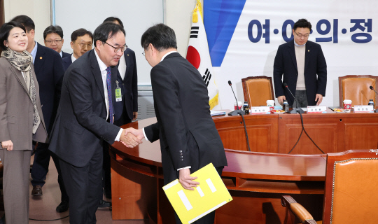 24일 오후 국회에서 열린 '여야의정 협의체' 제3차 전체회의에 이진우 대한의학회 회장 등이 참석하고 있다. 이날 회의엔 대통령실·정부·국민의힘 인사들이 참여했고 더불어민주당 등 야당은 불참을 이어갔다.<연합뉴스 사진>